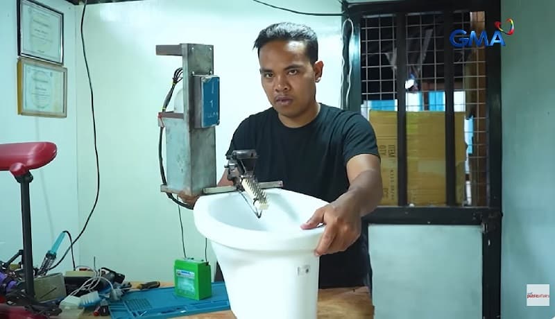 Kilalanin ang Imbentor ng Toilet Vendo na Steel Brush bilang Pamunas