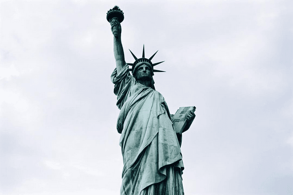 Lalaki arestado matapos ang pagflip ng speedboat malapit sa Statue of Liberty, nagresulta sa pagkamatay ng babae at kanyang sanggol