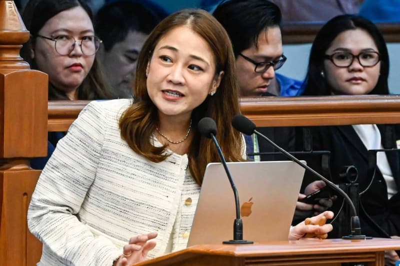 Krus ni Divinagracia, umagaw ng pansin sa impeachment trial