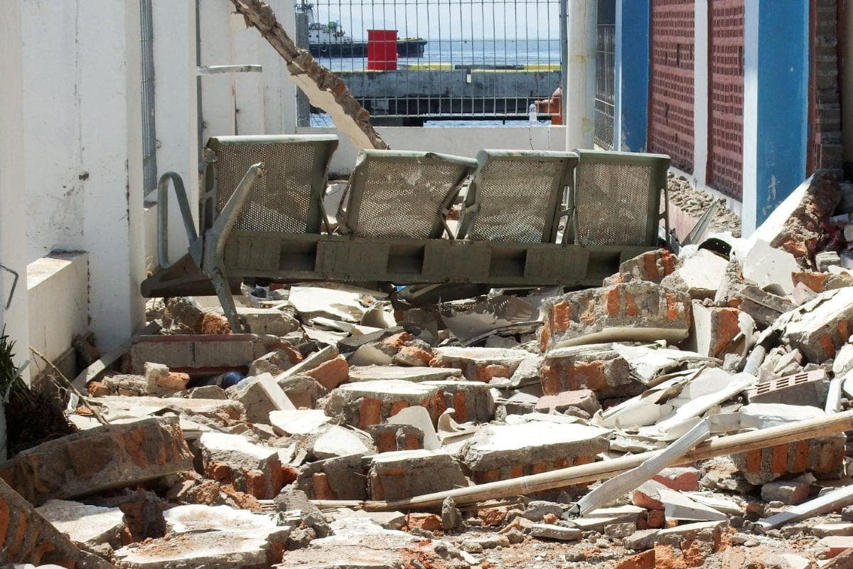 Hindi bababa sa 38 ang namatay matapos ang 7.7 magnitude na lindol sa Indonesia