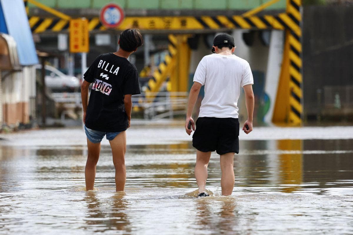 Malawak na pagbaha sa Japan, nagdulot ng pagka-stranded ng libu-libong tao sa Narita airport at nagresulta sa walong pagkamatay