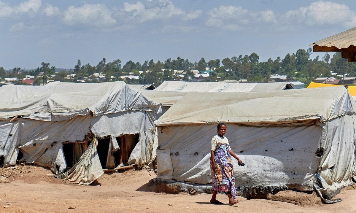 Libu-libong tao ang tumakas mula sa kampo sa DR Congo na tinamaan ng Ebola, nagdudulot ng pangamba sa pagkalat ng sakit
