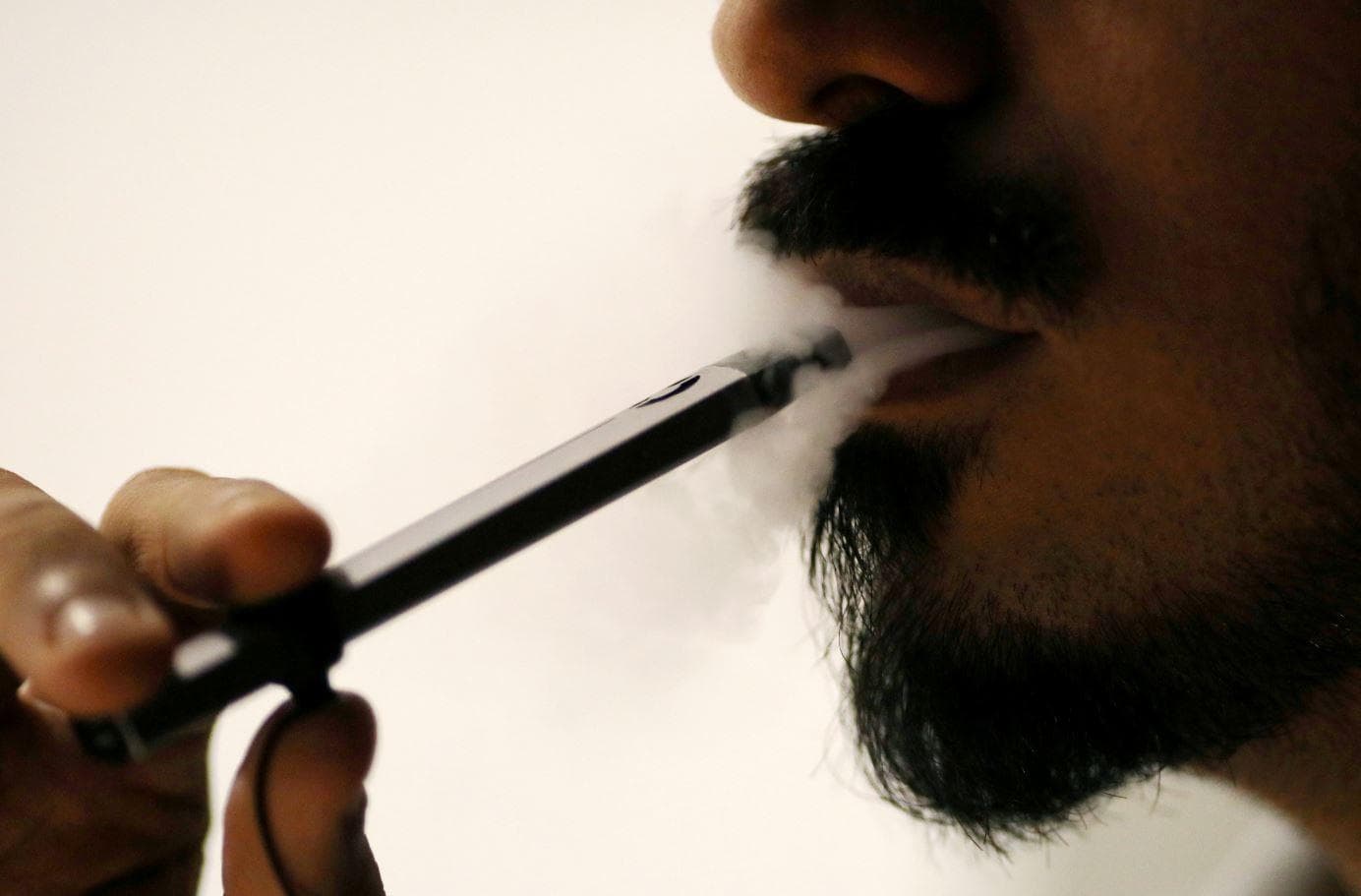 Mga tagapagtanggol ng mamimili, humihiling sa gobyerno na muling isaalang-alang ang bagong buwis sa vape