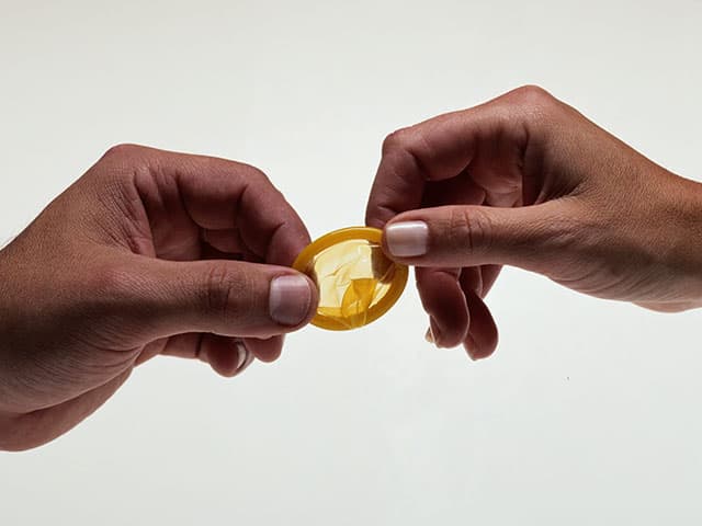Babala ng Pransya ukol sa 300,000 posibleng delikadong condom