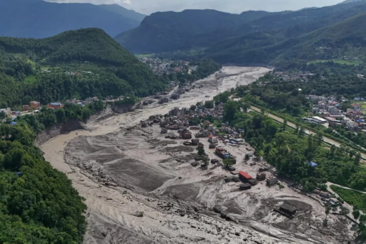 Bumuhos ang malalakas na ulan sa hangganan ng Nepal at China, nagdulot ng malawakang pagbaha