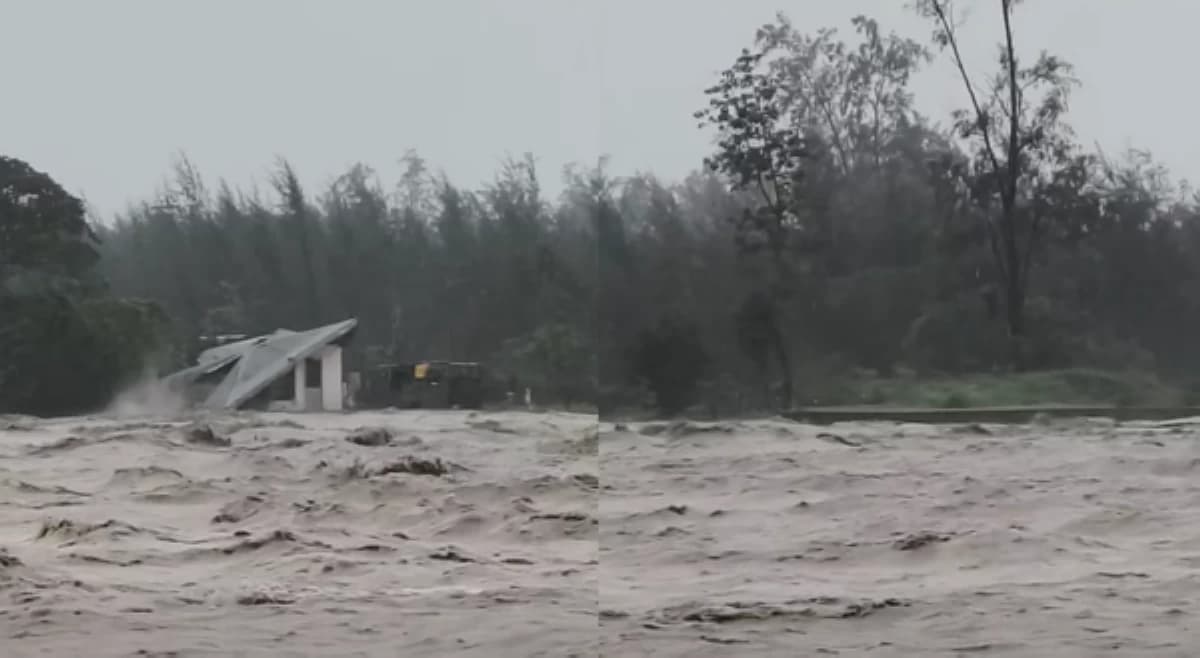 Bahay sa Zambales, nawasak dahil sa rumaragasang tubig
