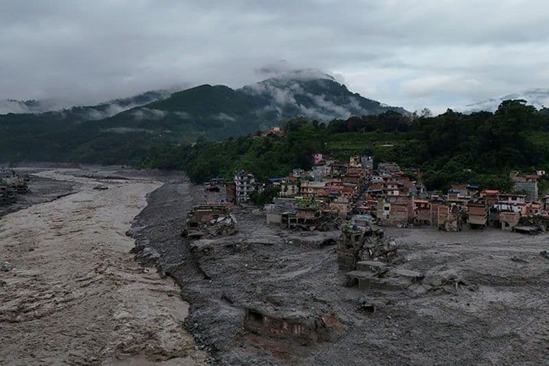 Malawakang pagbaha sa China at Nepal, tila eksena mula sa pelikula
