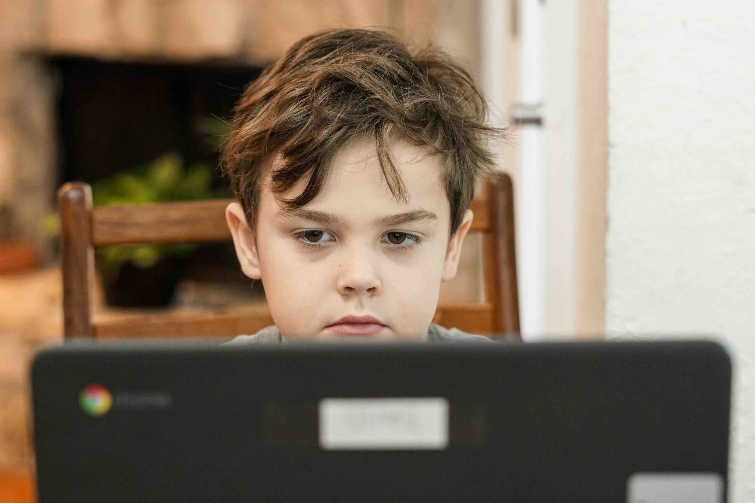 Pagsasagawa ng Permit sa Trabaho para sa mga Bata sa Online na Nilalaman