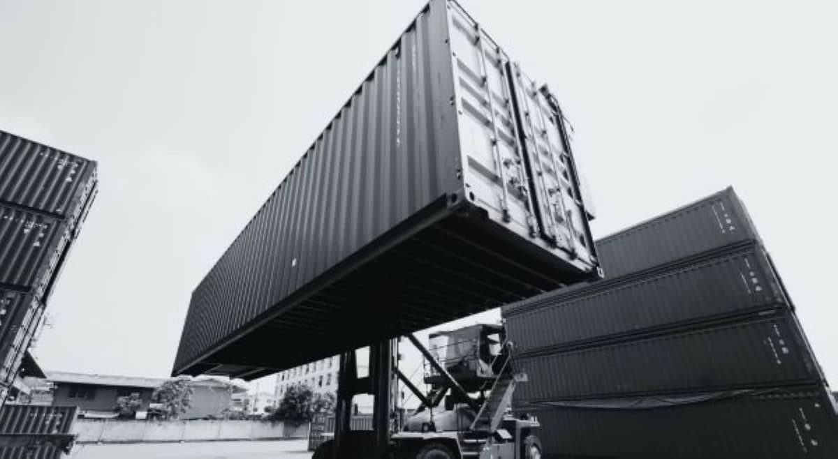 Lalaking umiihi sa gilid, naipit sa pagitan ng 2 container van!