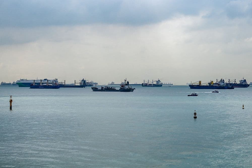 40 Pilipinong Marinero, Ligtas Matapos ang Banggaan sa Singapore Strait