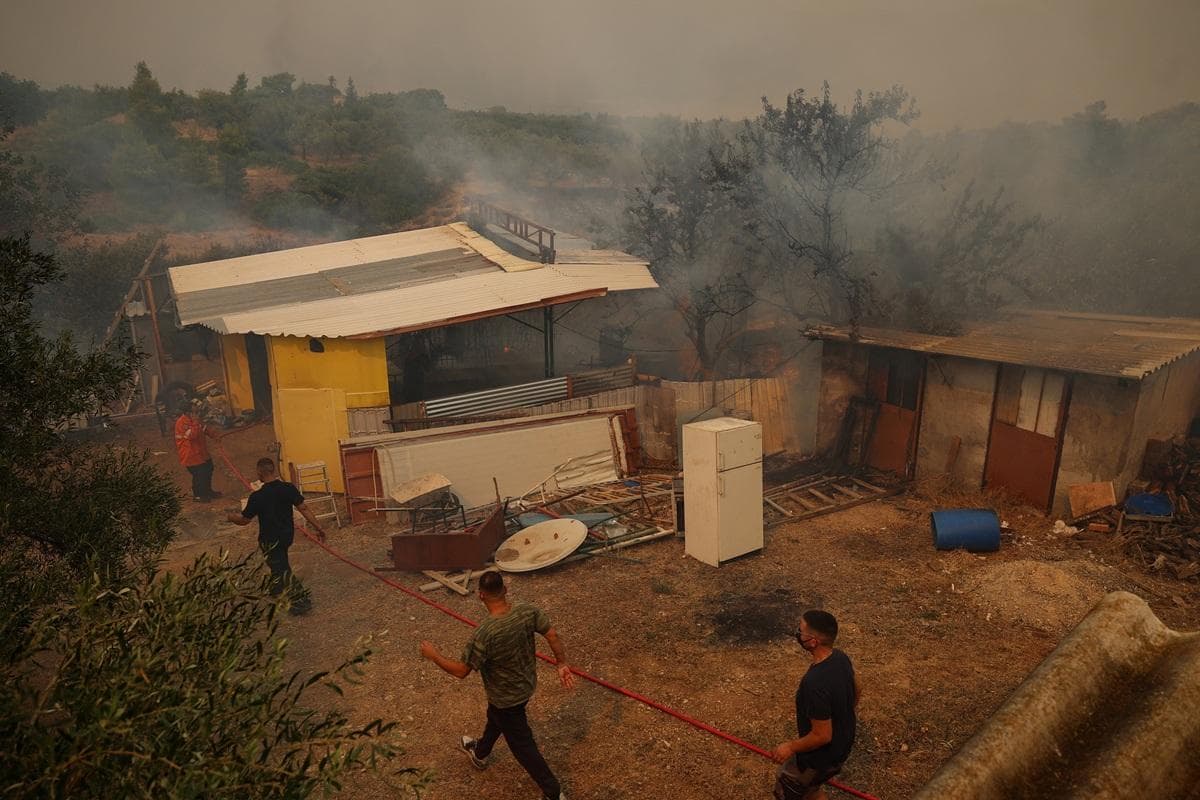 Dalawang Helicopter Nagbanggaan Habang Nakikipaglaban ang Greece sa mga Sunog, Pinasara ang Nuclear Plant ng Hungary
