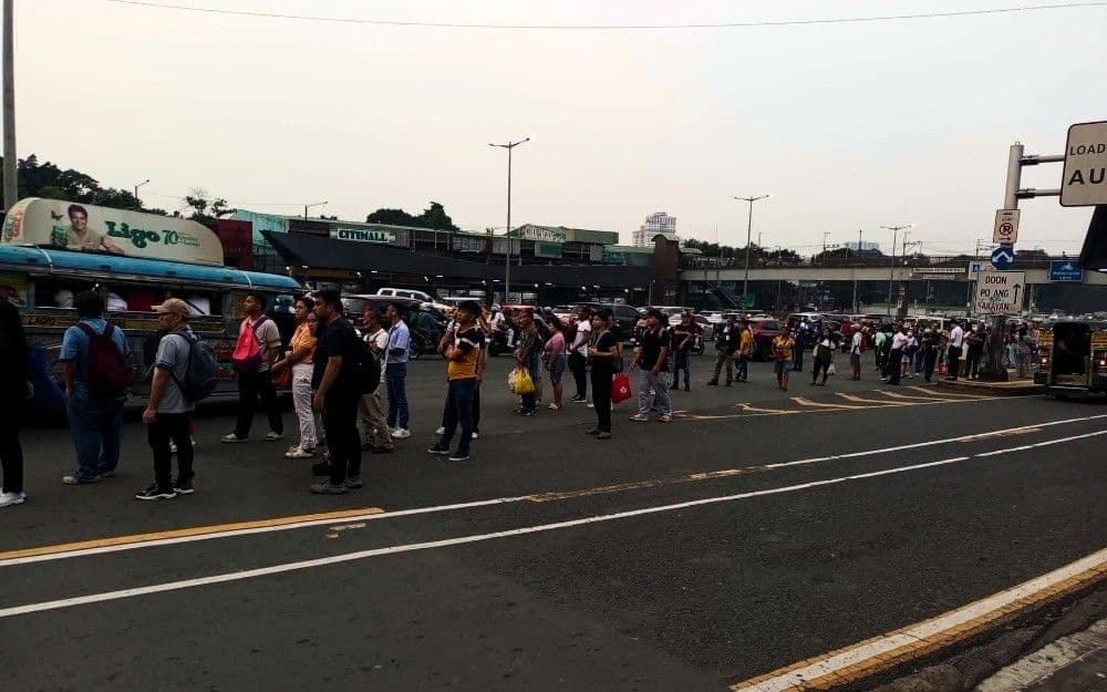 Transport Strike ng mga Drayber at Operator, Nagsimula sa Pagsalungat sa Pagtaas ng Presyo ng Langis