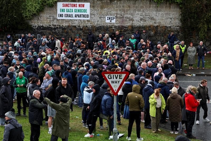 Pagsusumamo ng UK PM para sa Kapayapaan sa N.Ireland Habang Nagsasagawa ng Protesta ang Libu-libong Tao