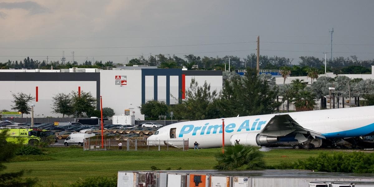 Kargamento ng Amazon, bumangga sa mga sasakyan matapos lumampas sa runway sa Miami